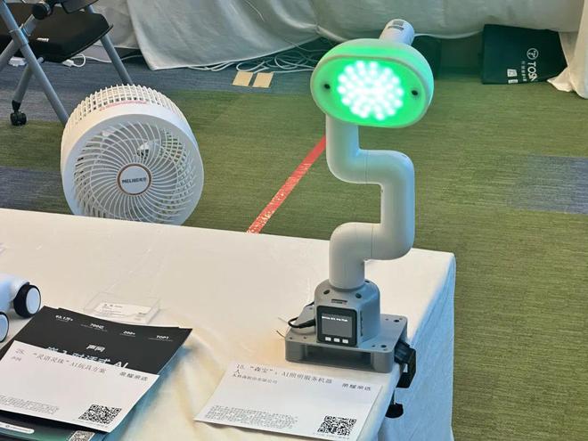 宝” AI 照明服务机器人闪耀荣耀亲选大会麻将胡了电子游戏智能家居新宠！木林森 “森(图4)