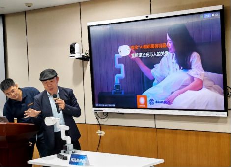 宝” AI 照明服务机器人闪耀荣耀亲选大会麻将胡了电子游戏智能家居新宠！木林森 “森(图5)