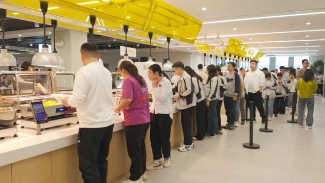 吃上现炒老乡鸡们开始用机器人颠勺了PG麻